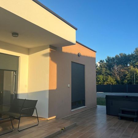 Modern Home Ula Brtonigla Bagian luar foto