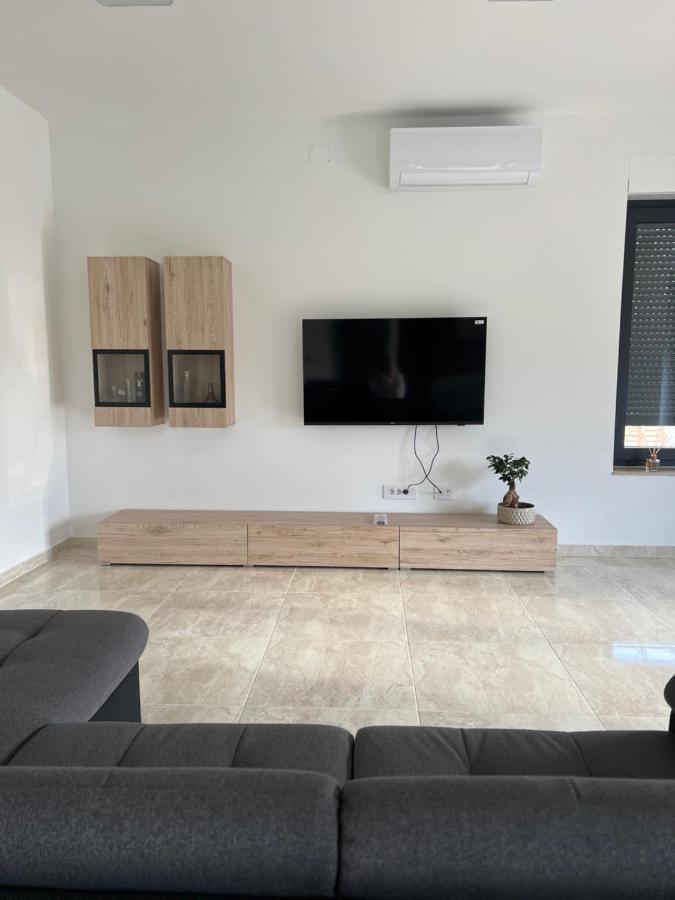 Modern Home Ula Brtonigla Bagian luar foto