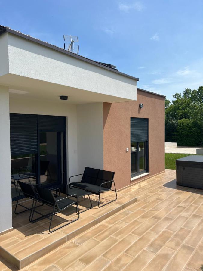 Modern Home Ula Brtonigla Bagian luar foto